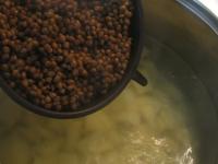 Add sterilised lentils without brine into the ...
