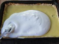 Pour the sugar foam on top of the finished cake...