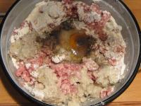 Mix the meat with the onion, add flour,...