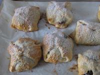 Sprinkle the finished cakes with powdered sugar...
