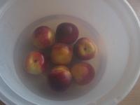 Wash the peaches and pour boiling water. Let rest...