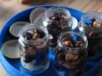 ... and put the mushrooms into the glasses....