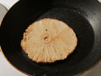 Spread pan with oil and warm up. Put mushroom and...