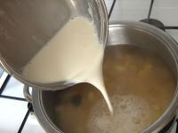 Pour thickening paste from flour and milk into the...