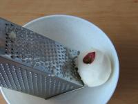 Peel the apples and grate them finely....