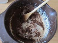 Pour milk to the yolks, add the apples with...
