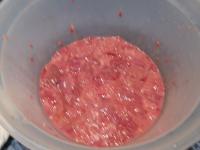 Wash the chicken livers and remove thicker central...
