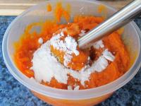 Take 600 g of pumpkin puree and mix sugar into it...