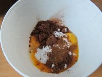 Mix the yolks with sugar, cocoa and spices....
