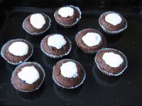 Spread white chocolate over the jam level....