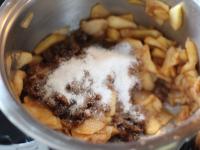 Pour sugar in, add washed raisins, stir and again...