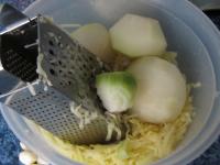 Grate the kohlrabi and the cleaned onion....