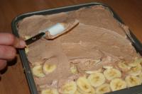 Then layer also second part of the cream, flatten...