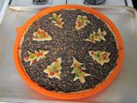 Lay the cut-out motives on the filling, brush them...