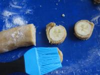 Slice bananas in the dough into 0,5 cm rounds....