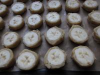 ... and place them into the baking tin with spread...