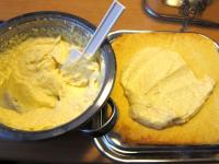 Spread cream over the cake base. Let dessert thus...