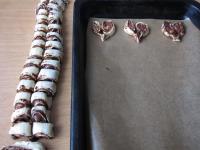 Cut the roll into about 1.5 cm equal pieces. Put...
