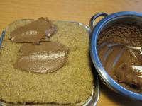 Spread the cocoa cream over the walnut filling....