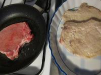 Quickly fry steaks in oil....