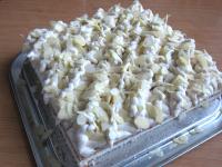 Decorate the cake and sprinkle with almonds....
