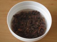 Add mineral water into the raisins and let it rest...