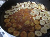... add slices of bananas into caramel....