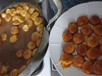 Roast bananas in caramel for a while and transfer...