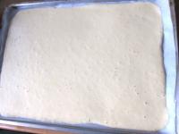 Pour the batter into the baking dish (32x44cm)...