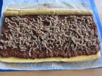 Unroll the base and ease the baking paper. Spread...