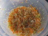 Squeeze the cabbage out of water well and mix it...