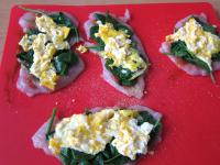 Spread the scrambled eggs on the spinach....