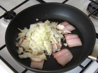 Clean the onion, cut finely and add to the bacon....