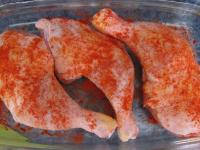 Wash the chicken legs, salt, sprinkle with paprika...