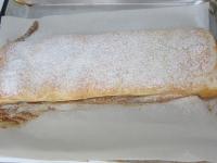 Sprinkle with sugar still hot roll, let it cool...