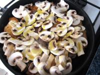 Add the mushrooms to the meat, add a little water...