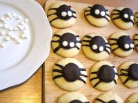 ... and apply them on the spider bodies as eyes...