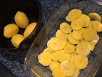 Peel, wash and cut the potatoes into thin wheels....