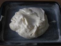 Pour the dough into a baking tin (22,5x32,5 cm)...