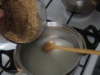 Cook the milk with sugar, pour in walnuts, blend,...