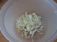 Peel the onion, cut and place in a deeper bowl....