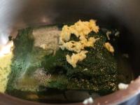 Put frozen spinach in a pot. Stew it for a while...