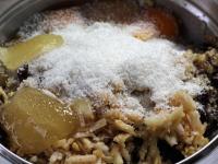 Put in the bowl honey, grated coconut and eggs....