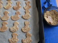 Decorate with nuts ......