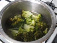  Wash the broccoli, separate into the broccoli...