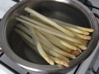 ... and cook in boiling water with salt, a bit of...
