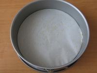 Line round cake form (26 cm) with parchment paper...