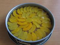 Pour agar gelatin on peaches and place it in...