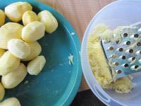 Peel the potatoes, rinse lightly in drinking water...