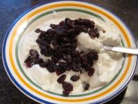 Wash the raisins, mix with cream curd and sugar....